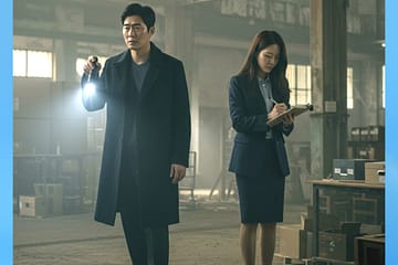 동대문탐정사무소 상담실에서 상담사가 문서를 보여주며 의뢰인과 대화하는 장면